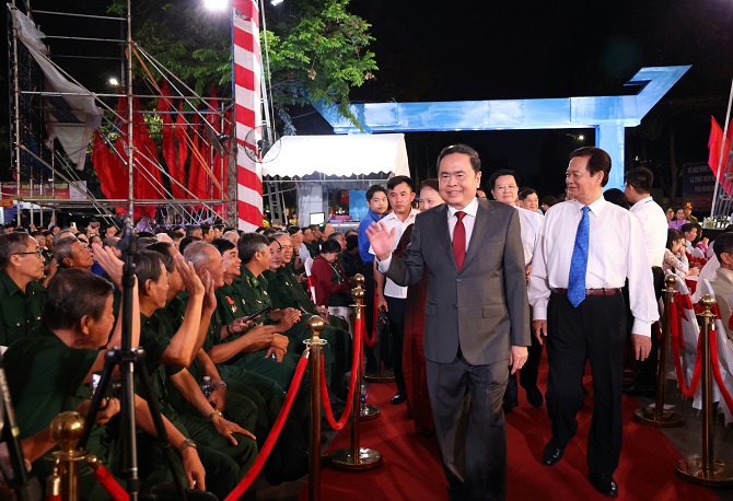 Chủ tịch Quốc hội đề nghị Cần Thơ triển khai rộng rãi phong trào 'bình dân học vụ số'