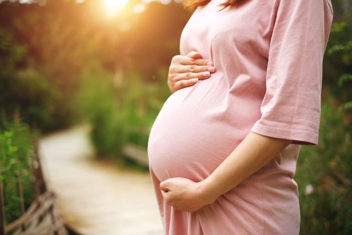 Tại sao khi mang thai, con người không thể vận động mạnh còn động vật vẫn có thể chạy nhảy mà không bị gì?