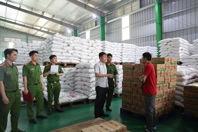 Hàng trăm tấn dầu ăn, bột canh, hạt nêm giả đã bán cho bếp ăn tập thể