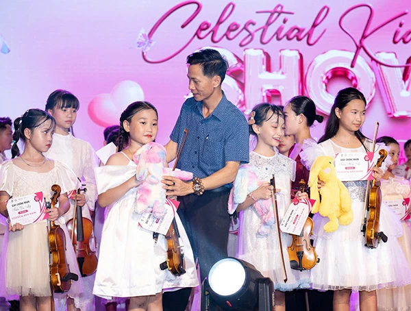 Ông Phùng Văn Thuận trao Giấy chứng nhận cho các tài năng nghệ thuật tham gia chương trình. Ông Phùng Văn Thuận trao Giấy chứng nhận cho các tài năng nghệ thuật tham gia chương trình.