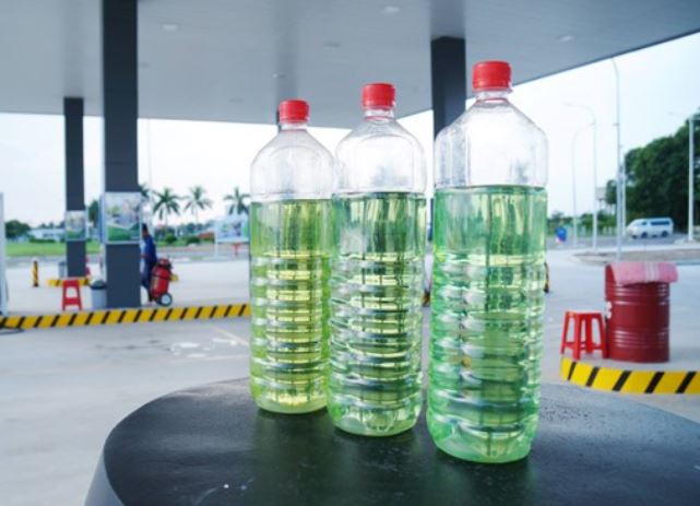 Tại sao xăng lại có màu sắc khác nhau? Bí mật đằng sau màu sắc của nhiên liệu