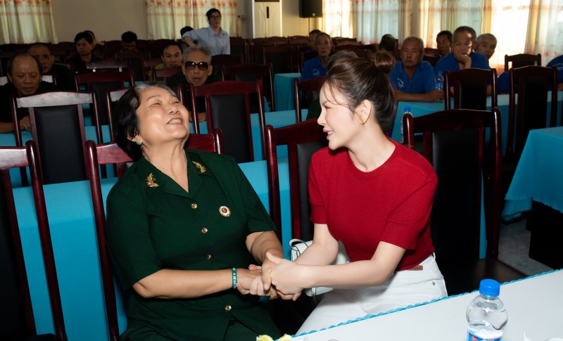 Lý Nhã Kỳ tri ân cựu chiến binh Long Đất dịp đại lễ 30/4