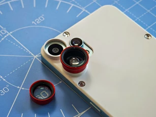 Smartphone thiết kế độc đáo, camera tele 50MP, cấu hình tốt, chống nước, phụ kiện tùy biến đa dạng, giá 5,79 triệu đồng