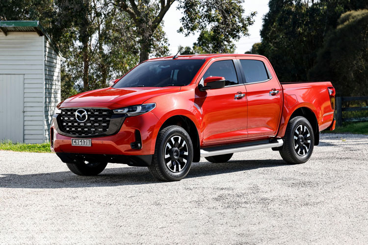 C&#x1EAD;n c&#x1EA3;nh Mazda BT-50 2025: Thi&#x1EBF;t k&#x1EBF; &#x1EA5;n t&#x1B0;&#x1EE3;ng, gi&#xE1; t&#x1EEB; 578 tri&#x1EC7;u &#x111;&#x1ED3;ng, th&#xE1;ch &#x111;&#x1EA5;u Ford Ranger