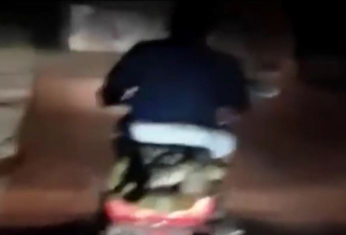 CLIP: Say rượu, người đàn ông bắt được trăn 'khủng' rồi chở tới đồn cảnh sát nhưng cái kết mới gây chú ý