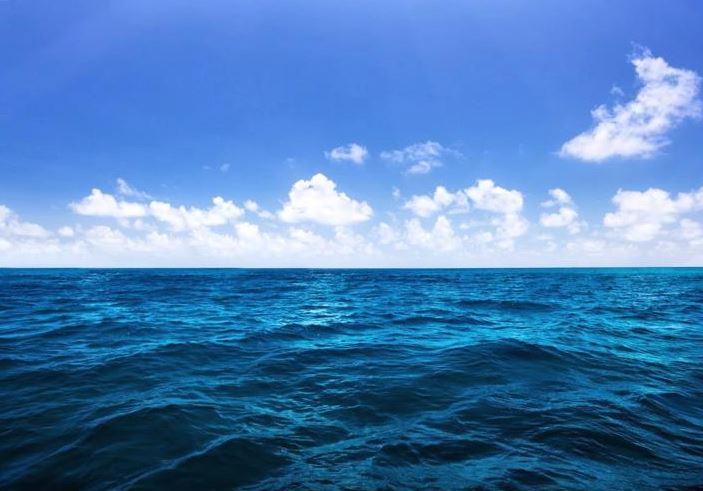 Vì sao nước biển thường có màu xanh?