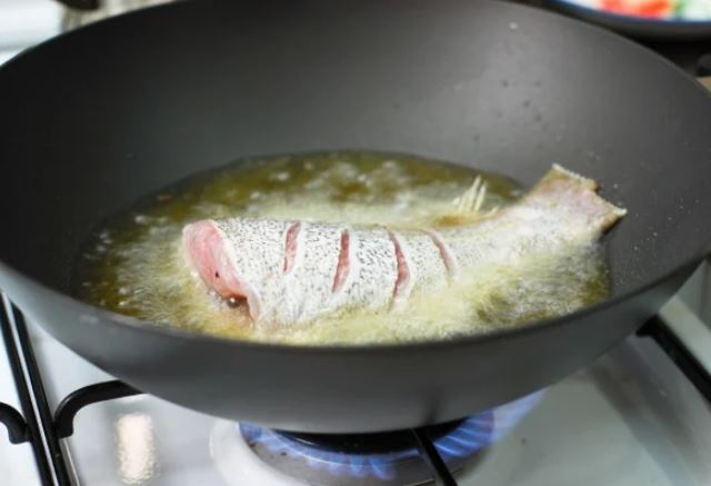 Chi&#xEA;n r&#xE1;n kh&#xF4;ng b&#x1EAF;n d&#x1EA7;u, m&#xF3;n &#x103;n gi&#xF2;n r&#x1EE5;m th&#x1A1;m ngon ch&#x1EC9; nh&#x1EDD; m&#x1ED9;t v&#xE0;i m&#x1EB9;o &#x111;&#x1A1;n gi&#x1EA3;n