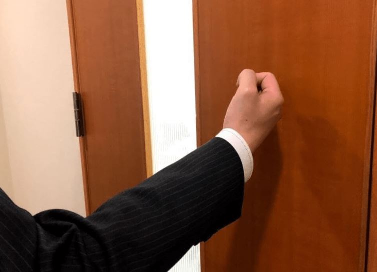 Vì sao nên gõ cửa ba lần trước khi vào phòng khách sạn?