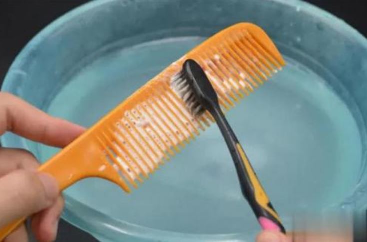 Bôi kem đánh răng lên lược, mẹo nhỏ bất ngờ giúp bảo vệ tóc và da đầu