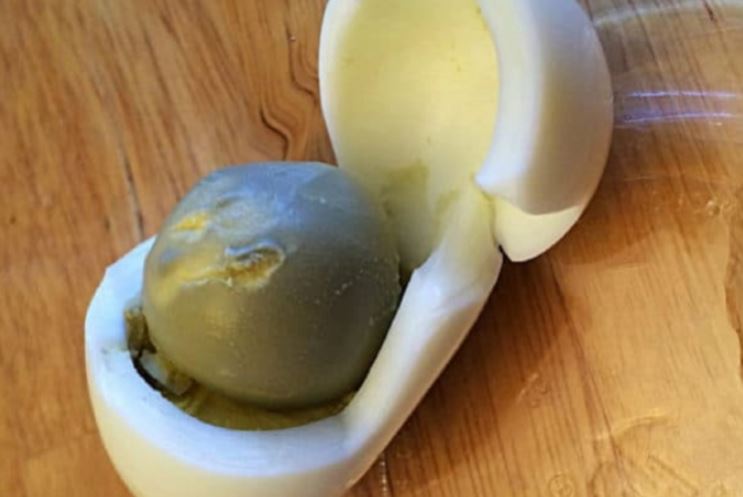 Lòng đỏ trứng luộc chuyển màu xanh đậm có ăn được không?