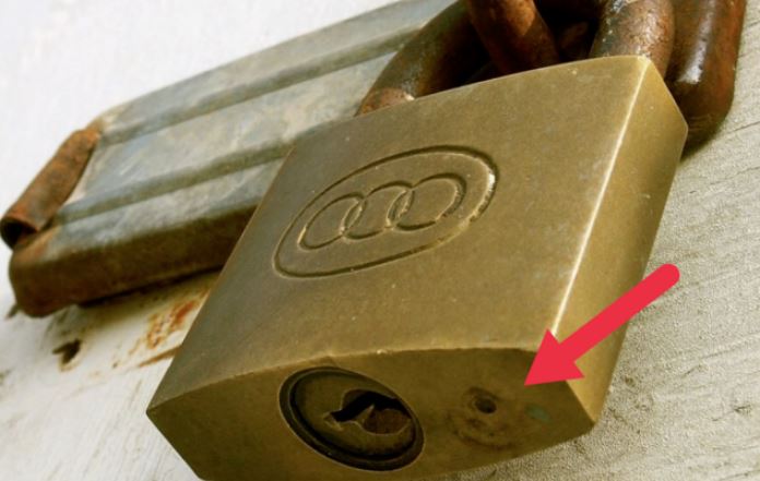 Lỗ nhỏ trên ổ khóa có tác dụng gì? Hóa ra là "vũ khí bí mật" chống kẹt gỉ, ít ai ngờ đến