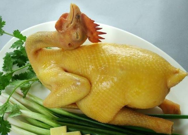 Bí quyết luộc gà vàng ươm, da căng bóng không nứt nẻ từ đầu bếp chuyên nghiệp