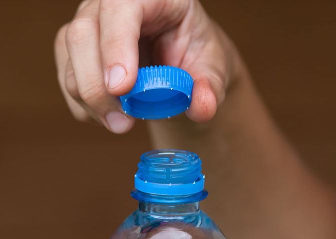 Hành động quen thuộc mà người trưởng thành nào cũng từng làm giải phóng đến 75.000 hạt vi nhựa vào môi trường