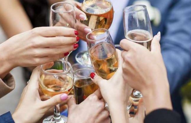 Từ nghi lễ cổ xưa đến bữa tiệc hiện đại: Ý nghĩa thật sự của việc cạn ly khi uống rượu