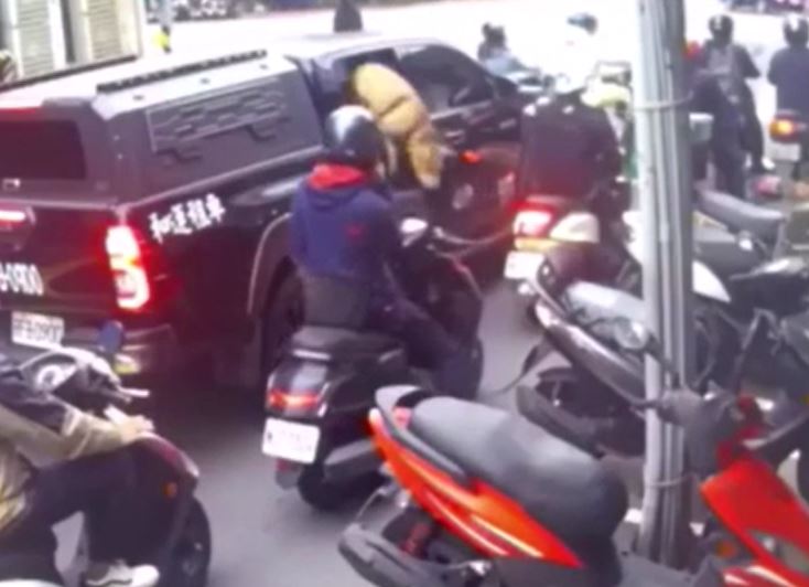 CLIP: Chó Pitbull bất ngờ nhảy khỏi ô tô, điên cuồng cắn người đi đường và cái kết