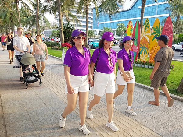 Du khách trong và ngoài nước đến Đà Nẵng dịp lễ 30/4 - 1/5 năm nay. Du khách trong và ngoài nước đến Đà Nẵng dịp lễ 30/4 - 1/5 năm nay.