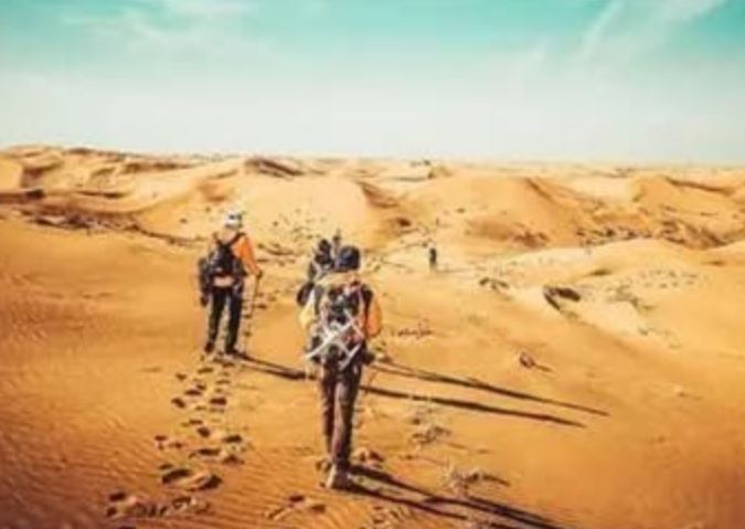 Vì sao con người không thể đi thẳng khi lạc trong sa mạc? Chuyên gia cảnh báo: “Càng đi thẳng, càng dễ lạc sâu hơn”