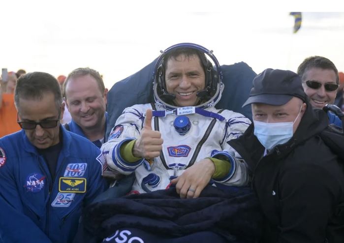 Gi&#x1EA3;i m&#xE3; nguy&#xEA;n nh&#xE2;n c&#xE1;c nh&#xE0; du h&#xE0;nh v&#x169; tr&#x1EE5; ph&#x1EA3;i n&#x1EB1;m c&#xE1;ng khi tr&#x1EDF; v&#x1EC1; Tr&#xE1;i &#x110;&#x1EA5;t