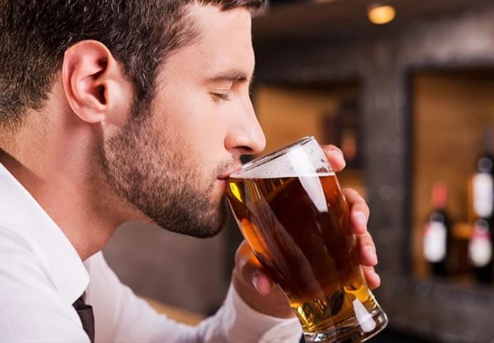 Uống 1 chai bia mỗi tối: Lợi ích tiềm ẩn và những rủi ro không thể xem nhẹ đối với sức khỏe