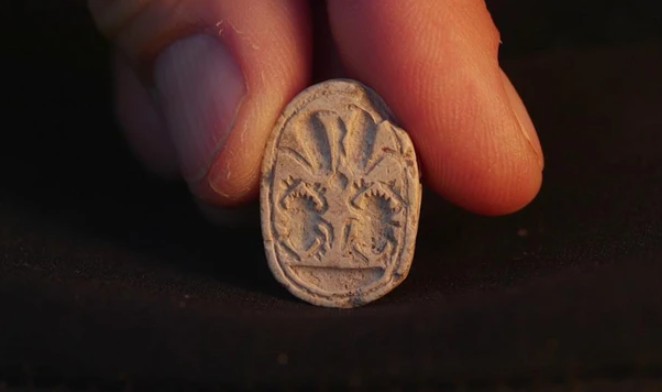 Bé gái 3 tuổi vô tình tìm thấy báu vật 3.800 năm tuổi khi chơi đùa giữa di tích cổ ở Israel