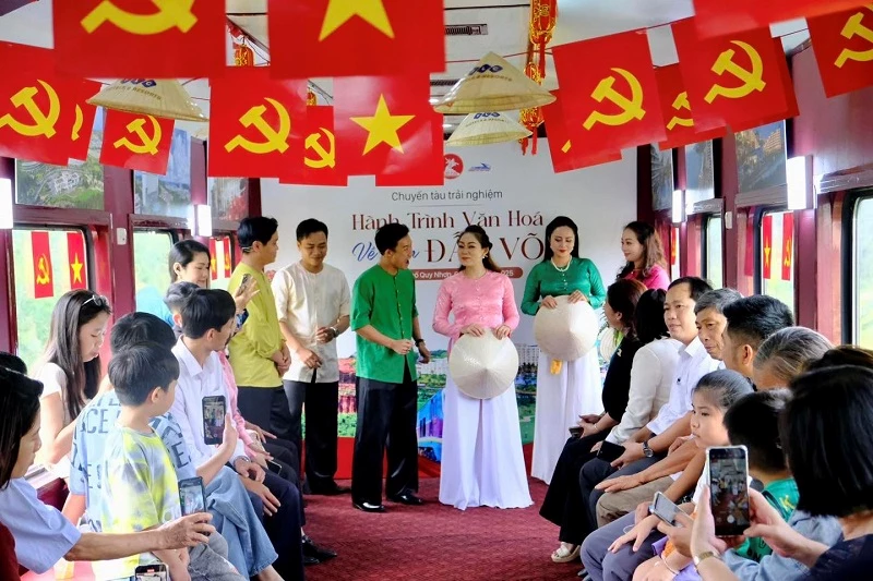 trải nghiệm tàu du lịch miễn phí "Hành trình văn hóa về miền Đất Võ" 