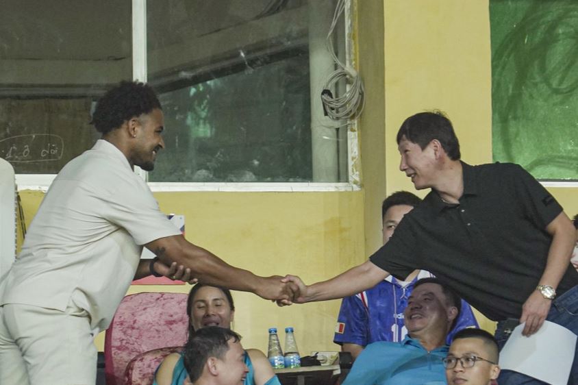 HLV Kim Sang Sik bất ngờ hội ngộ Xuân Son, ĐT Việt Nam đón nhận tin không thể vui hơn