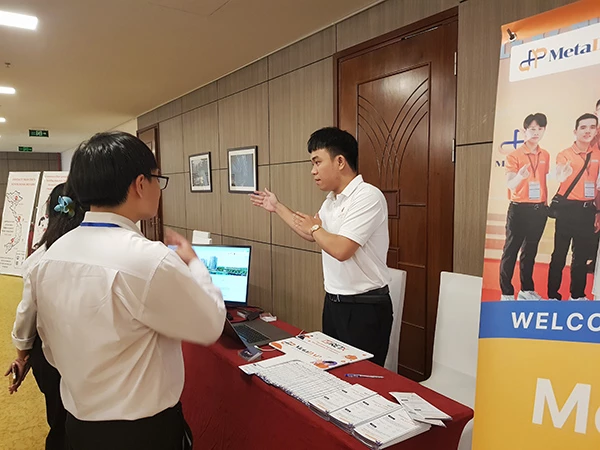 Các đại biển tham quan, tìm hiểu thông tin tại các gian hàng trưng bày trong khuôn khổ DAVAS 2024. Các đại biển tham quan, tìm hiểu thông tin tại các gian hàng trưng bày trong khuôn khổ DAVAS 2024.