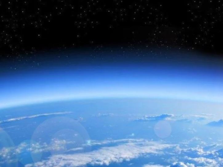 Vì sao con người không bị nghiền nát dưới sức nặng khổng lồ của bầu khí quyển Trái đất?