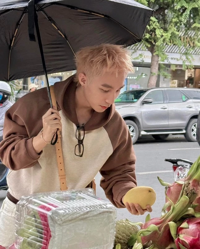 Nam ca sĩ say sưa chọn lựa hoa quả Nam ca sĩ say sưa chọn lựa hoa quả