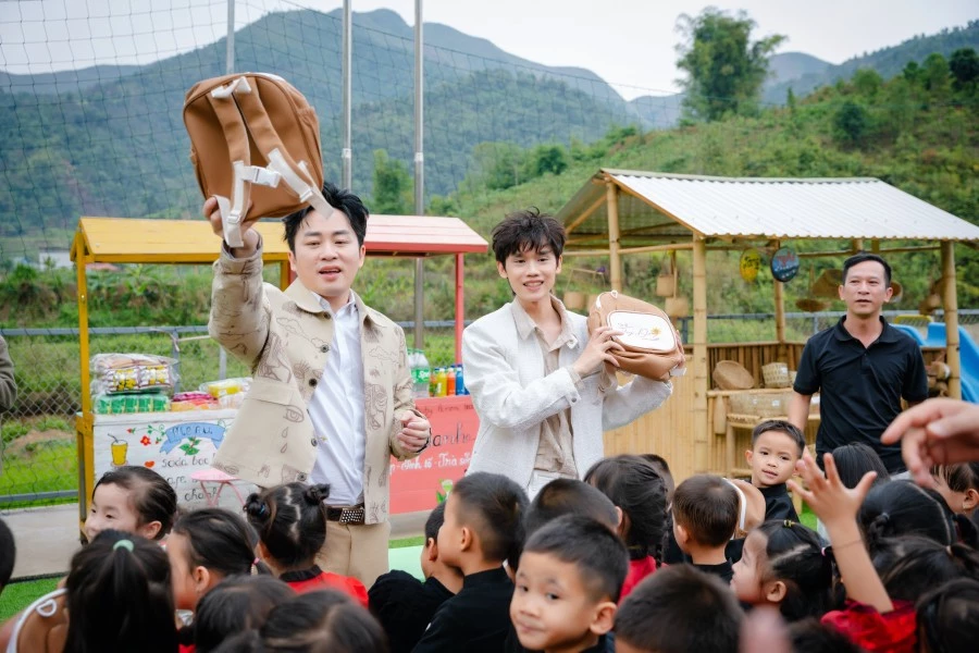 Hình ảnh hậu trường ghi hình MV "Đừng buồn phiền nữa" của ca sĩ Tùng Dương Hình ảnh hậu trường ghi hình MV "Đừng buồn phiền nữa" của ca sĩ Tùng Dương