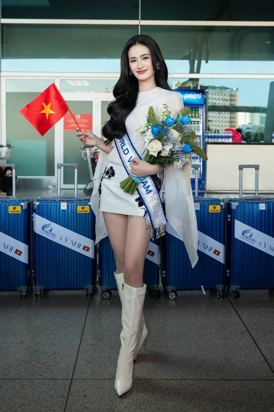 Hoa hậu Ý Nhi lên đường tới Ấn Độ thi Miss World lần thứ 72 Hoa hậu Ý Nhi lên đường tới Ấn Độ thi Miss World lần thứ 72