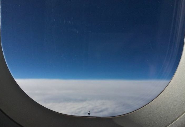 Giải mã bí ẩn lỗ thủng nhỏ trên cửa sổ máy bay: Chi tiết tưởng chừng vô hại lại là yếu tố sống còn