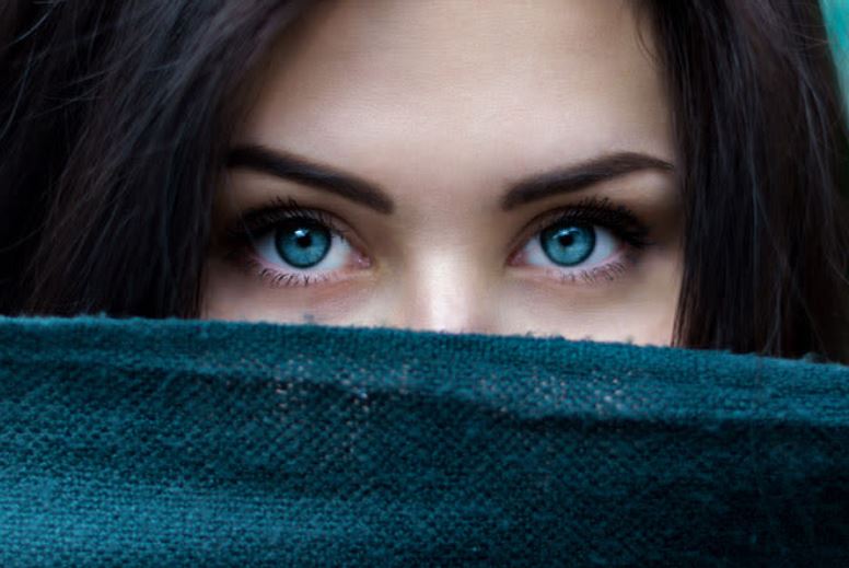 Bí ẩn về sự tiến hóa của đôi mắt xanh ở người châu Âu