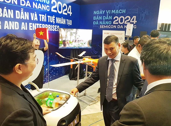 Phó Chủ tịch Thường trực UBND TP Đà Nẵng Hồ Kỳ Minh trao đổi với các doanh nghiệp tham dự Ngày Vi bán dẫn và trí tuệ nhân tạo Đà Nẵng 2024. Phó Chủ tịch Thường trực UBND TP Đà Nẵng Hồ Kỳ Minh trao đổi với các doanh nghiệp tham dự Ngày Vi bán dẫn và trí tuệ nhân tạo Đà Nẵng 2024.