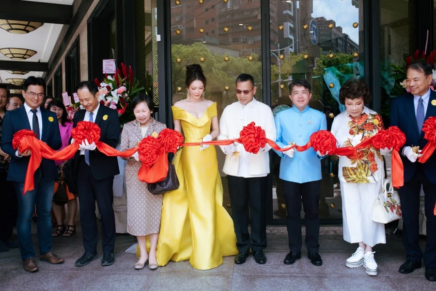 Cô đảm nhận vai trò quan trọng là cắt băng khánh thành. Cô đảm nhận vai trò quan trọng là cắt băng khánh thành.