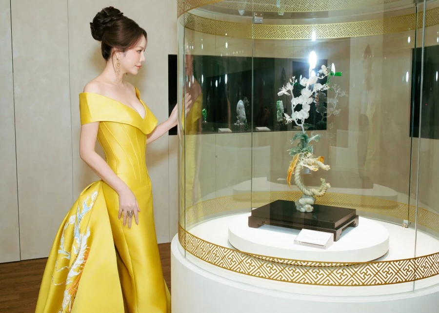 Chuyến đi Đài Loan, nhìn rộng ra, là một phần trong hành trình không ngừng mở rộng tầm ảnh hưởng quốc tế của Lý Nhã Kỳ. Từ Liên hoan phim Cannes danh giá đến các sự kiện thời trang, văn hóa, kinh doanh tầm cỡ toàn cầu, cô luôn biết cách tận dụng các cơ hội để xuất hiện, kết nối và khẳng định vị thế của người phụ nữ Việt Nam hiện đại, năng động và thành đạt. Chuyến đi Đài Loan, nhìn rộng ra, là một phần trong hành trình không ngừng mở rộng tầm ảnh hưởng quốc tế của Lý Nhã Kỳ. Từ Liên hoan phim Cannes danh giá đến các sự kiện thời trang, văn hóa, kinh doanh tầm cỡ toàn cầu, cô luôn biết cách tận dụng các cơ hội để xuất hiện, kết nối và khẳng định vị thế của người phụ nữ Việt Nam hiện đại, năng động và thành đạt.