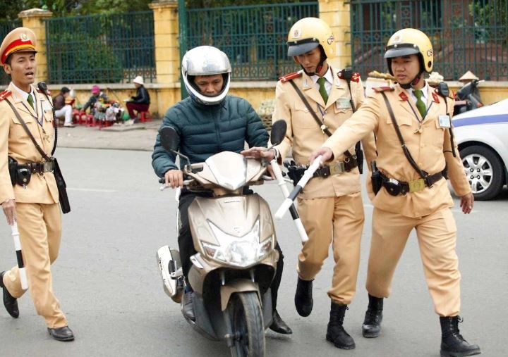 Từ tháng 7/2025, vợ chồng đi xe của nhau có bị CSGT xử phạt lỗi xe không chính chủ từ 4–8 triệu đồng?