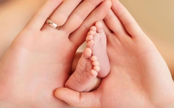 Vì sao trẻ sơ sinh được lấy dấu vân chân mà không phải vân tay?