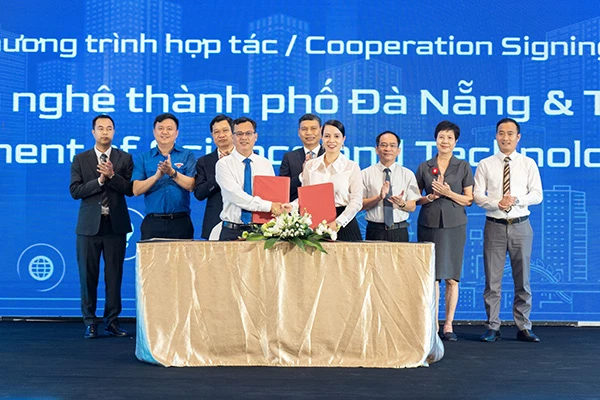 Đại diện Sở KHCN Đà Nẵng và Tập đoàn Vingroup ký kết hợp tác. Đại diện Sở KHCN Đà Nẵng và Tập đoàn Vingroup ký kết hợp tác.