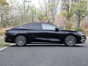 Xe sedan dài hơn 5 mét, công suất 375 mã lực, ‘uống xăng như ngửi’, giá gần 500 triệu đồng