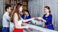 Lương lễ tân khách sạn 'rất bèo bọt', tại sao vẫn có nhiều cô gái xinh đẹp làm việc ở đó?