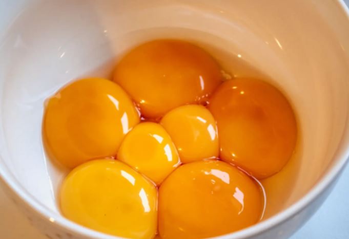 L&#xF2;ng &#x111;&#x1ECF; tr&#x1EE9;ng g&#xE0; &#x111;&#x1EAD;m m&#xE0;u c&#xF3; b&#x1ED5; d&#x1B0;&#x1EE1;ng h&#x1A1;n? Chuy&#xEA;n gia dinh d&#x1B0;&#x1EE1;ng n&#xF3;i g&#xEC;?