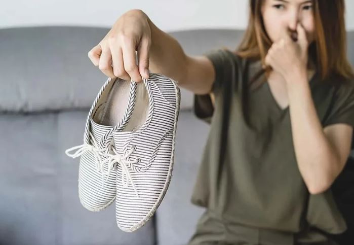 Tr&#x1EDD;i n&#xF3;ng khi&#x1EBF;n gi&#xE0;y b&#x1ED1;c m&#xF9;i? 6 m&#x1EB9;o kh&#x1EED; m&#xF9;i &#x111;&#x1A1;n gi&#x1EA3;n, hi&#x1EC7;u qu&#x1EA3; ngay t&#x1EA1;i nh&#xE0;