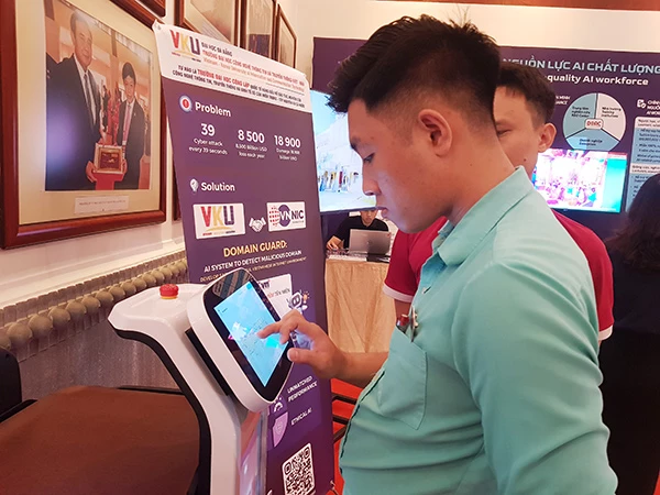 Trải nghiệm robot cung cấp dịch vụ tại Cung hội nghị quốc tế Furama Resort Đà Nẵng. Trải nghiệm robot cung cấp dịch vụ tại Cung hội nghị quốc tế Furama Resort Đà Nẵng.