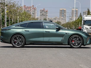 Xe sedan dài hơn 4,9 mét, công suất 480 mã lực, trang bị tiên tiến, giá hơn 700 triệu đồng