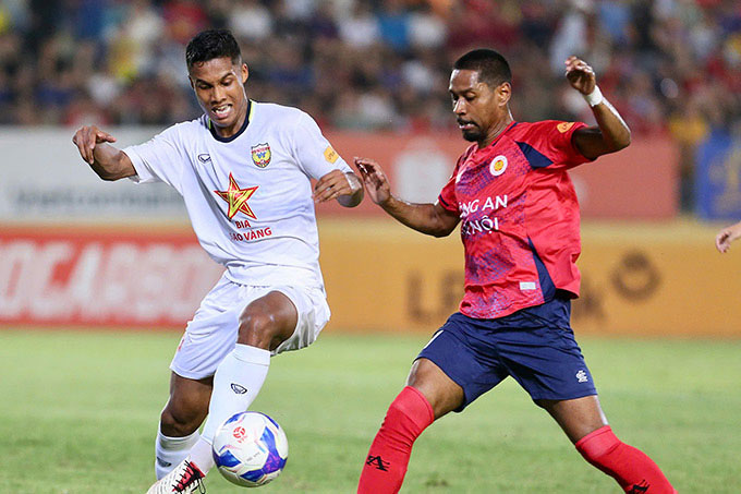 HLV Kim Sang-sik sắp có thêm “vũ khí” mới, Cao Pendant Quang Vinh nhiệt tình hỗ trợ Adou Minh nhập tịch Việt Nam