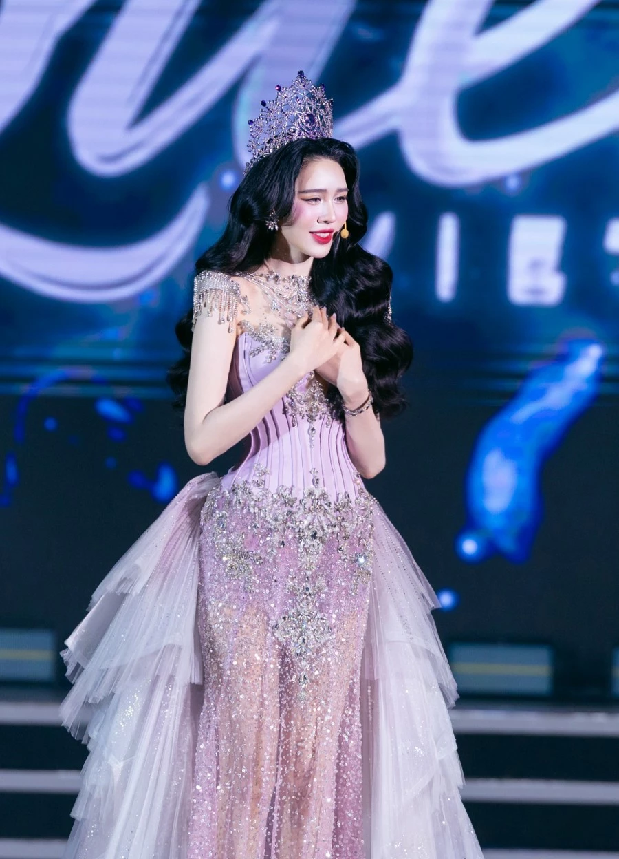 Hoa hậu Dịu Thảo xúc động trong màn final walk Hoa hậu Dịu Thảo xúc động trong màn final walk