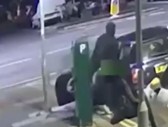 CLIP: Đang đi bộ, cô gái trẻ bị người đàn ông bắt cóc và màn chống trả khiến kẻ ác 'ôm hận'