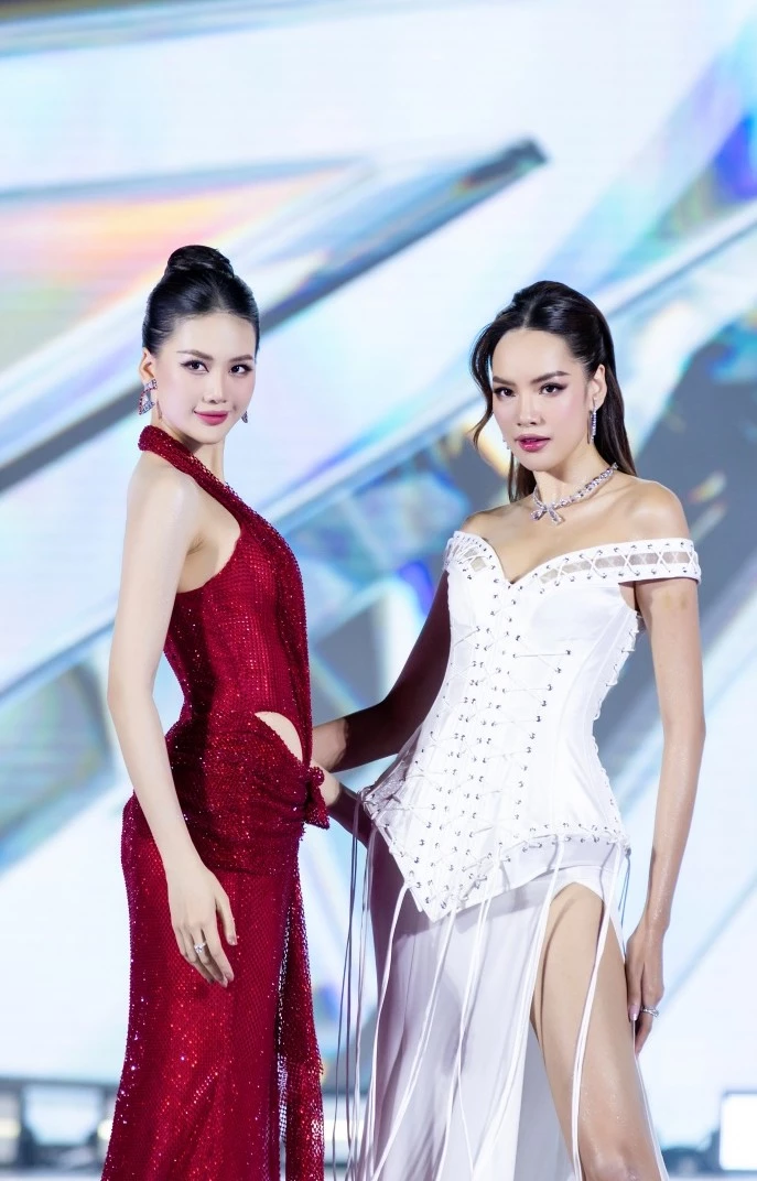 Nhìn lại chặng đường vừa qua, dễ dàng nhận ra Bùi Quỳnh Hoa là một trong những mentor nổi bật và được yêu thích tại Miss International Queen Vietnam năm nay. Nàng hậu không giấu được sự tự hào khi chia sẻ rằng: Điều quan trọng nhất với cô không phải là thành tích cá nhân, mà là cách học trò mình trưởng thành từng ngày. Nhìn lại chặng đường vừa qua, dễ dàng nhận ra Bùi Quỳnh Hoa là một trong những mentor nổi bật và được yêu thích tại Miss International Queen Vietnam năm nay. Nàng hậu không giấu được sự tự hào khi chia sẻ rằng: Điều quan trọng nhất với cô không phải là thành tích cá nhân, mà là cách học trò mình trưởng thành từng ngày.