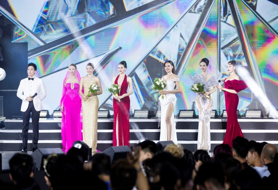 team Bùi Quỳnh Hoa có đến hai thí sinh lọt vào top 6 là Thủy Tiên và Khởi My. Cả hai đều ghi điểm mạnh nhờ kỹ năng trình diễn đồng đều, bản lĩnh sân khấu và tinh thần thép. Đặc biệt, Thủy Tiên chính là niềm tự hào lớn nhất của cả team khi tiến thẳng vào top 3 chung cuộc, đạt vị trí Á hậu 2. team Bùi Quỳnh Hoa có đến hai thí sinh lọt vào top 6 là Thủy Tiên và Khởi My. Cả hai đều ghi điểm mạnh nhờ kỹ năng trình diễn đồng đều, bản lĩnh sân khấu và tinh thần thép. Đặc biệt, Thủy Tiên chính là niềm tự hào lớn nhất của cả team khi tiến thẳng vào top 3 chung cuộc, đạt vị trí Á hậu 2.